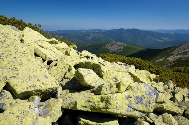 Berglandschaft mit Steinen am Hang Sonniges Sommerwetter Blick auf die Berge