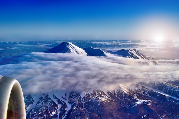 Berglandschaft mit Vulkan Blick aus dem Flugzeugfenster