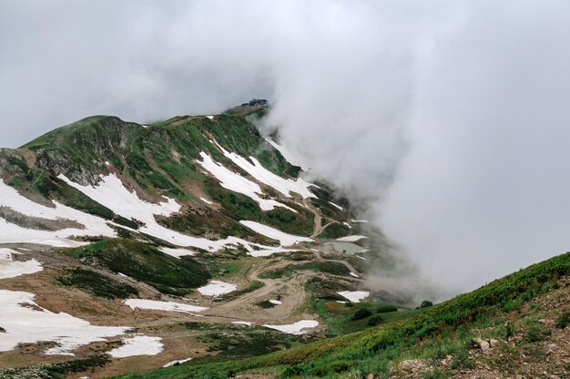 Berglandschaft mit wolke und nebel.