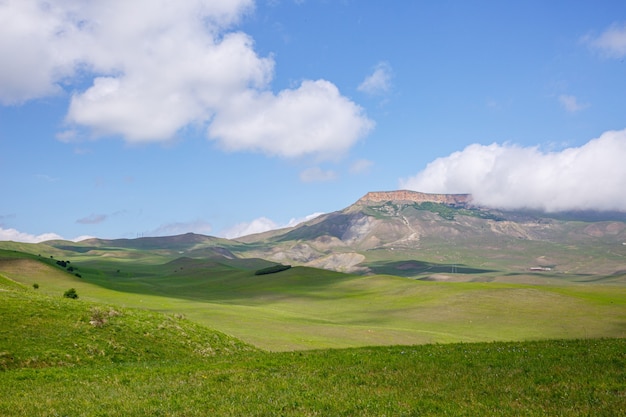 Berglandschaft mit Wolken