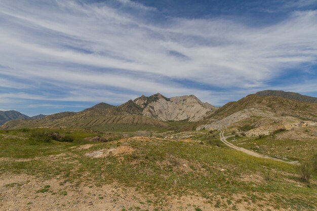 Berglandschaft mit Wolken.