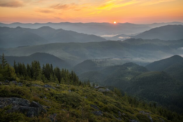 Berglandschaft mit wunderschönem Sonnenaufgang