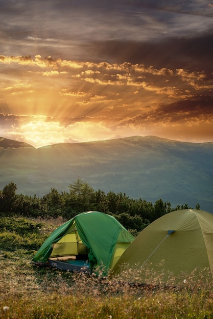 Berglandschaft mit Zelten und Campingplatz