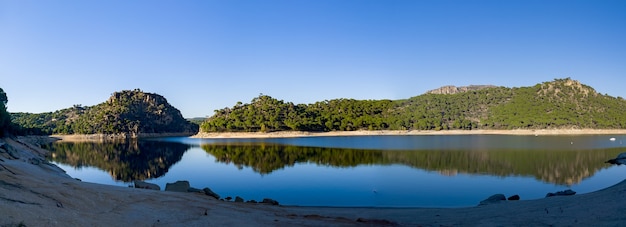 Berglandschaft spiegelt sich im Wasser eines Sees. Platz kopieren.