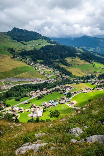 Berglandschaft und Dorf Chinaillon. Grand-Bornand, Haute-Savoie, Frankreich