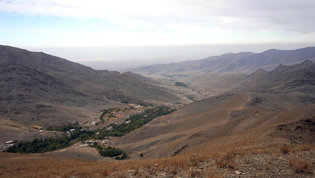 Berglandschaft und Nebel in der Ferne