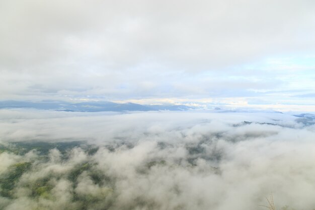 Berglandschaft und Skyline