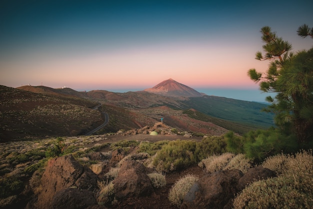 Berglandschaft und Wolkenmeer und blauer Himmel