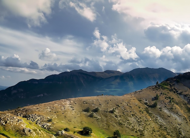 Berglandschaft unter bewölktem Himmel