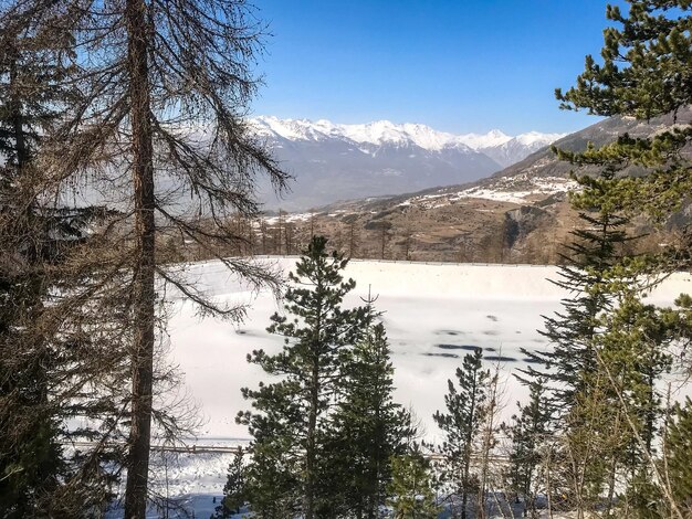 Berglandschaft unter Schnee im Winter und zugefrorener See