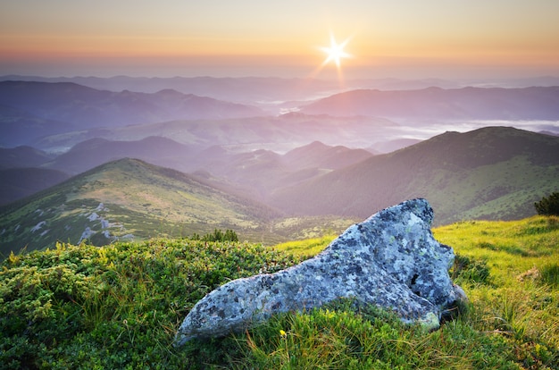 Berglandschaft während des Sonnenuntergangs