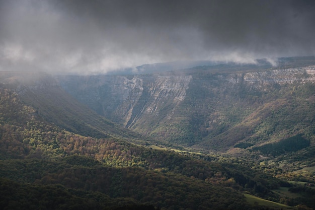 Berglandschaft zwischen Wolken des Gorobel- oder Sierra-Salvada-Gebirges