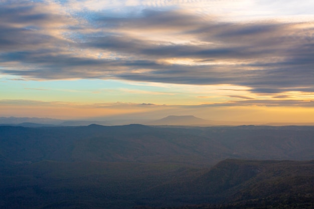 BerglandschaftPanoramablick nebliger Morgensonnenaufgang im Berg bei Nordthailand