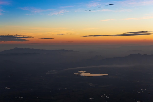 BerglandschaftPanoramablick nebliger Morgensonnenaufgang im Berg bei Nordthailand