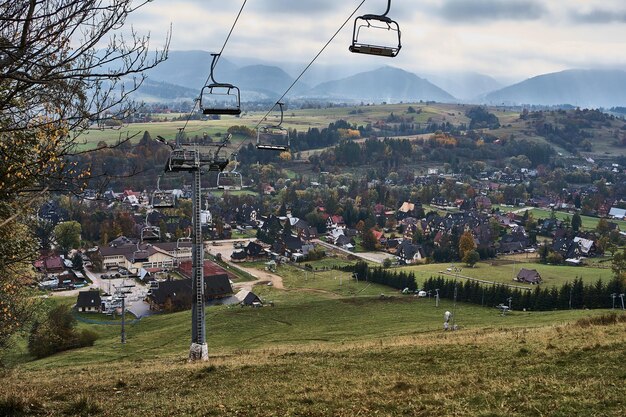 Berglift-Schwingung im Herbst in den Bergen