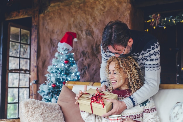 Überglückliche Frau zu Hause genießt Weihnachtsgeschenk von ihrem Mann