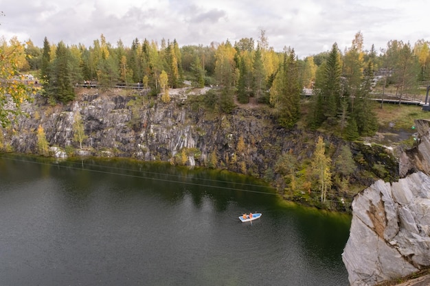 Foto bergmarmorbrüche im ruskeala-park in karelien