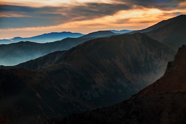 Bergnebelige Sonnenuntergangshorizontlandschaft in Zakopane