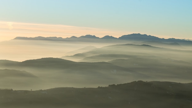 Bergpanorama aus den italienischen Alpen. Wolken am blauen Himmel.