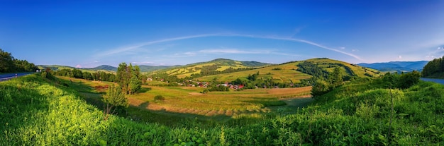 Bergpanorama blüht blauer Himmel und weiße Wolken