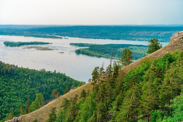 Bergpanorama mit dichtem Wald an der Wolga