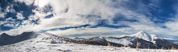 Bergpanorama mit schneebedeckten Gipfeln