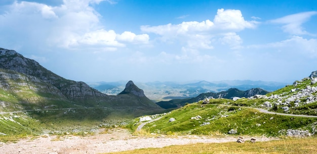 Bergpickel im Nationalpark Durmitor in Montenegro mit herrlichem Blick auf die Naturlandschaft