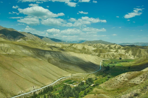 Bergplateaustraße zum Bezirk Kazarman der Region JalalAbad im Westen Kirgisistans