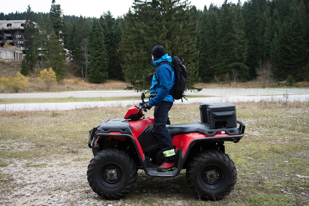 Bergretter fährt mit Quad