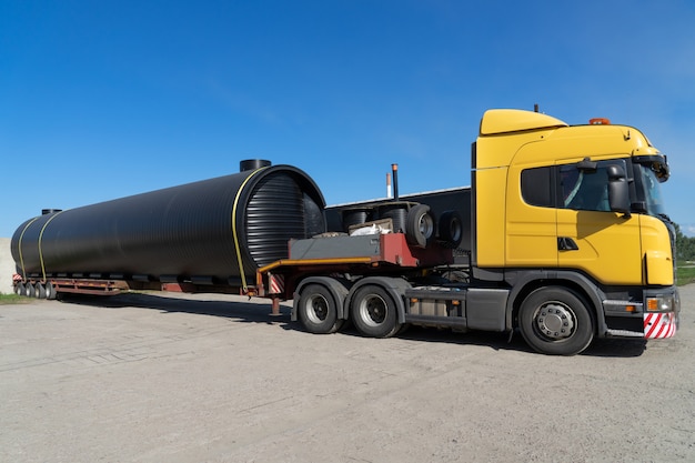 Übergroße Schwertransporte auf LKW.