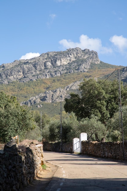 Bergrücken und offene Straße in der Nähe von Berzocana, Cáceres, Spanien