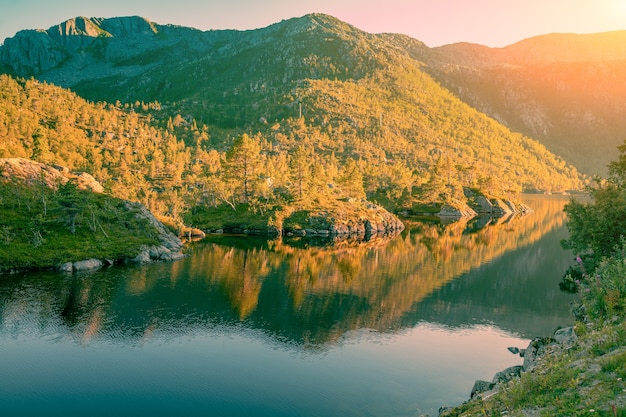 Bergsee bei Sonnenuntergang. Schöne Natur Norwegens