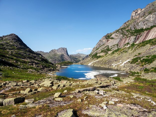 Foto bergsee im blockstromtal sommerlandschaft