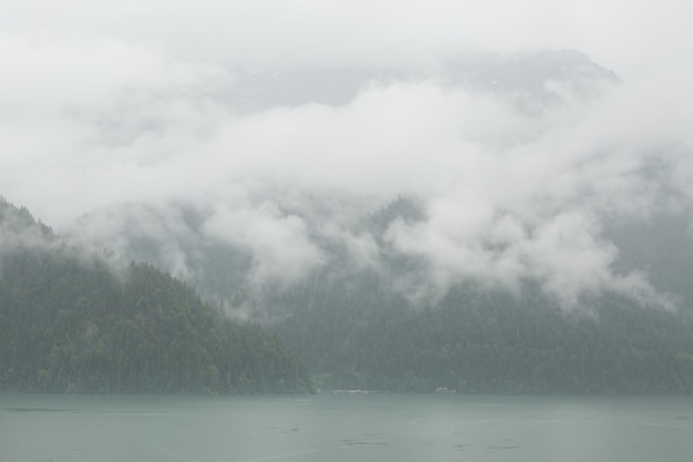 Bergsee im Nebel