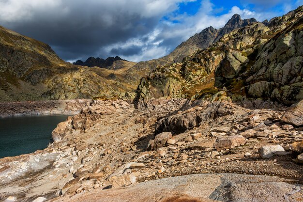 Bergsee im Tal der Pyrenäen aus Spanien