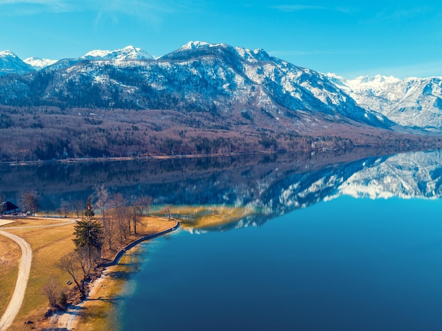 Bergsee im zeitigen Frühjahr mit schneebedeckten Gipfeln. Schöne Natur. Reflexion über den See