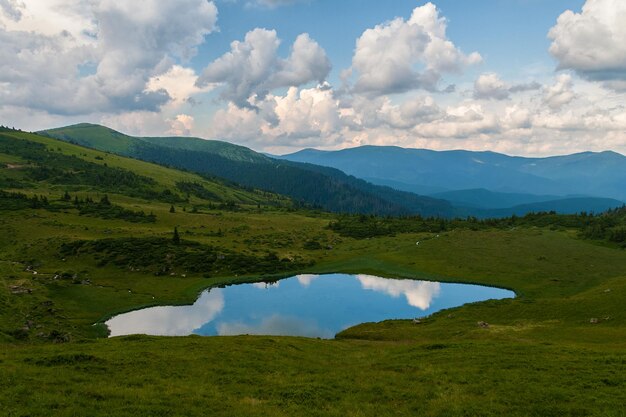 Bergsee in den Karpaten vor dem Hintergrund des Himmels und der Wolken Sommerlandschaft