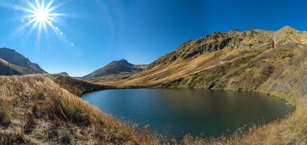 Bergsee Maloe an einem sonnigen Tag, Krasnaya Polyana, Russland