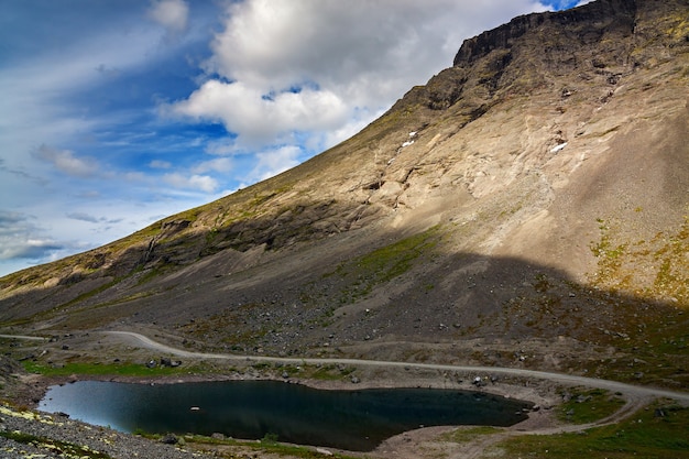 Bergsee mit klarem Wasser. Kola-Halbinsel, Khibin, Russland