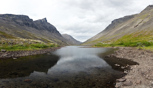 Bergsee mit klarem Wasser. Kola-Halbinsel, Khibiny. Russland.