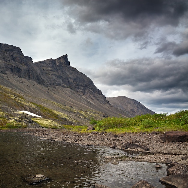 Bergsee mit klarem Wasser. Kola-Halbinsel, Khibiny. Russland.