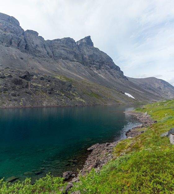 Bergsee mit klarem Wasser. Kola-Halbinsel, Khibiny. Russland.