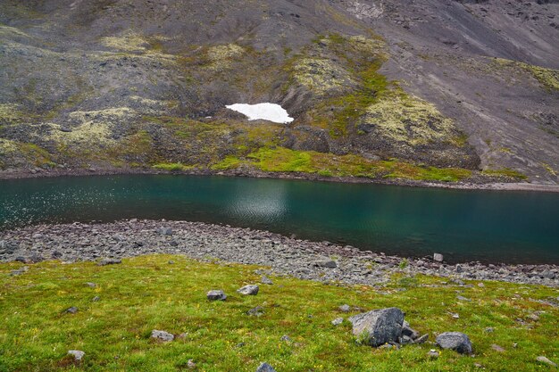 Bergsee mit klarem Wasser. Kola-Halbinsel, Khibiny