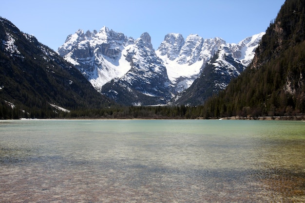 Bergsee mit schneebedeckten Bergen, Italien-Dolomiten.