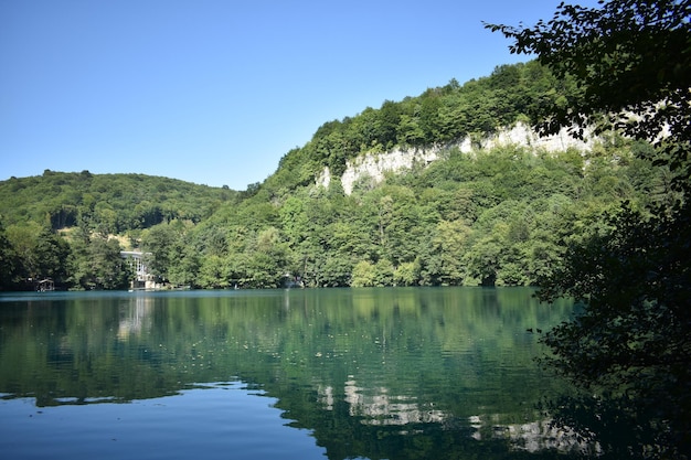 Bergsee umgeben von Bäumen