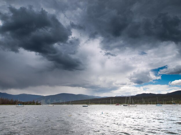 Bergsee vor dem Sturm.