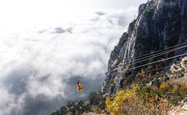 Bergseilbahn im Nebel, Krim, Jalta