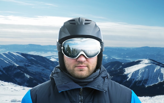 Bergskifahrer gegen Berg mit Spiegelung in Brillen