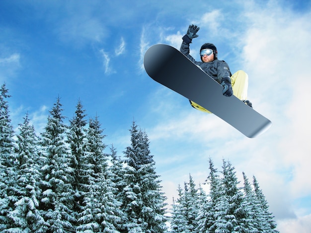 Foto bergskifahrer-sprungansicht von unten