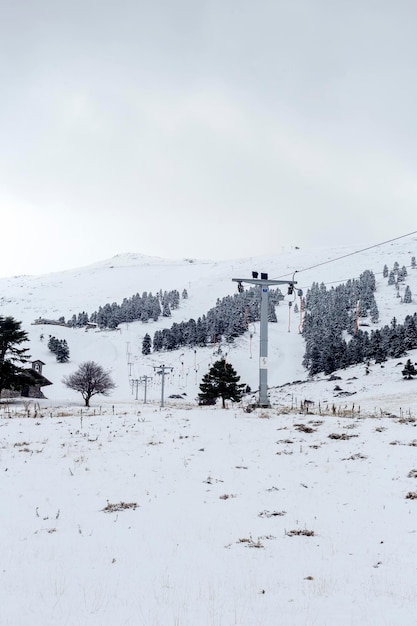 Bergskigebiet an einem nebligen Tag